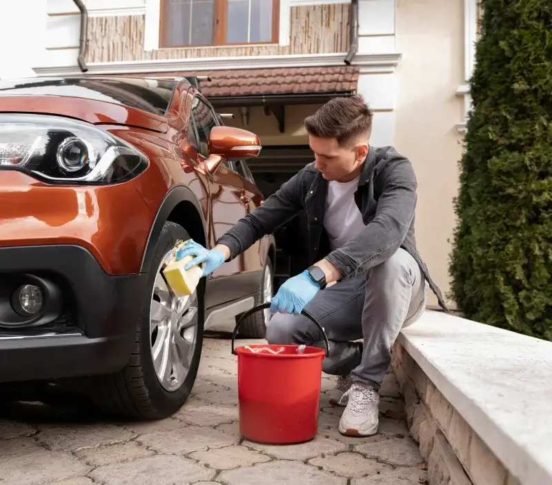 Lavage auto à domicile Igon : professionnel intervenant sur un véhicule